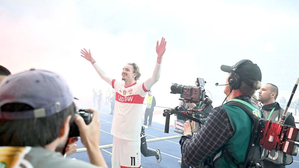 Nick Woltemade hat guten Grund, sich feiern zu lassen. Foto: Bernd Weißbrod/dpa