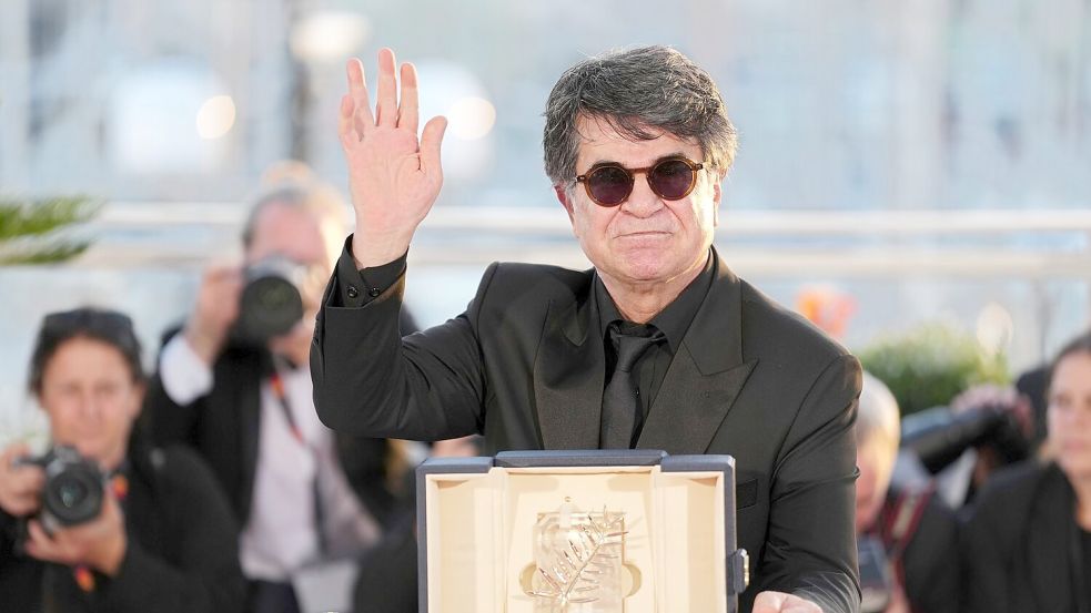 Jafar Panahi mit der Goldenen Palme. Foto: Scott A Garfitt/Invision/AP/dpa