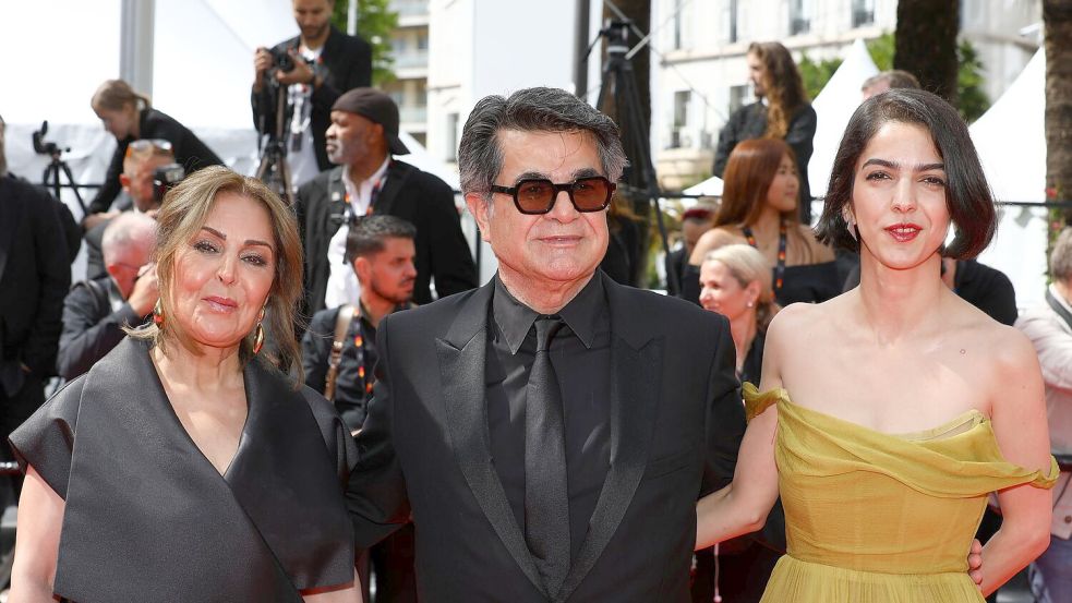 Panahi mit seiner Frau und seiner Tochter in Cannes. Foto: Mickael Chavet/ZUMA Press Wire/dpa