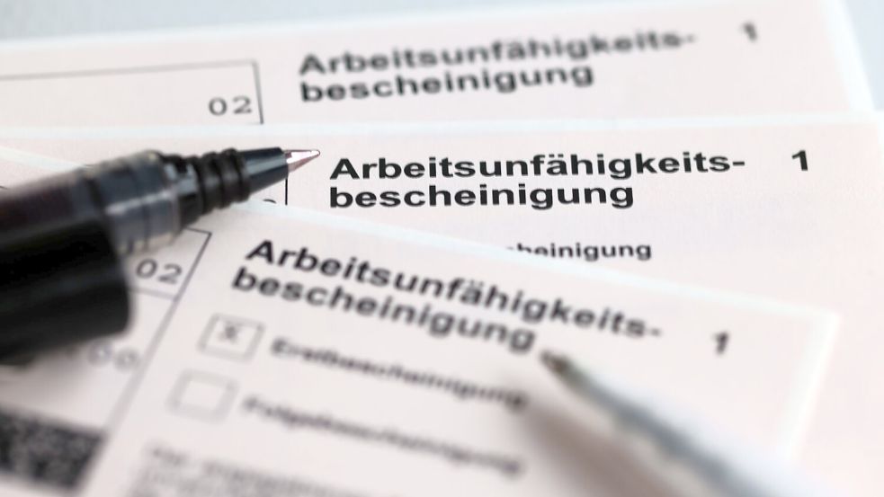 Eine Erkältungswelle hat den Krankenstand im ersten Quartal auf hohem Niveau gehalten. (Symbolbild) Foto: Jens Büttner/dpa/dpa-tmn