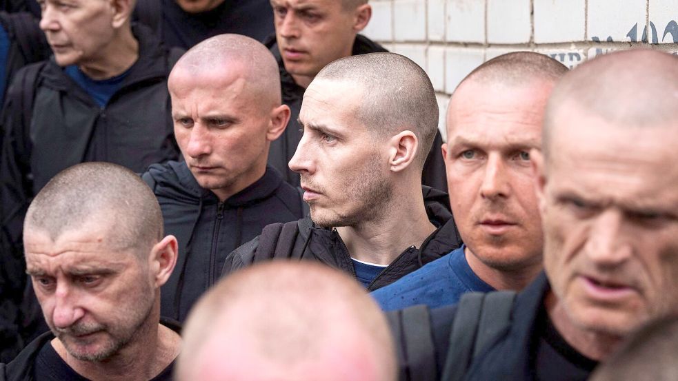 Die Ukraine und Russland haben nach Moskauer Angaben ihren bisher größten Gefangenenaustausch abgeschlossen. (Archivbild) Foto: Evgeniy Maloletka/AP/dpa
