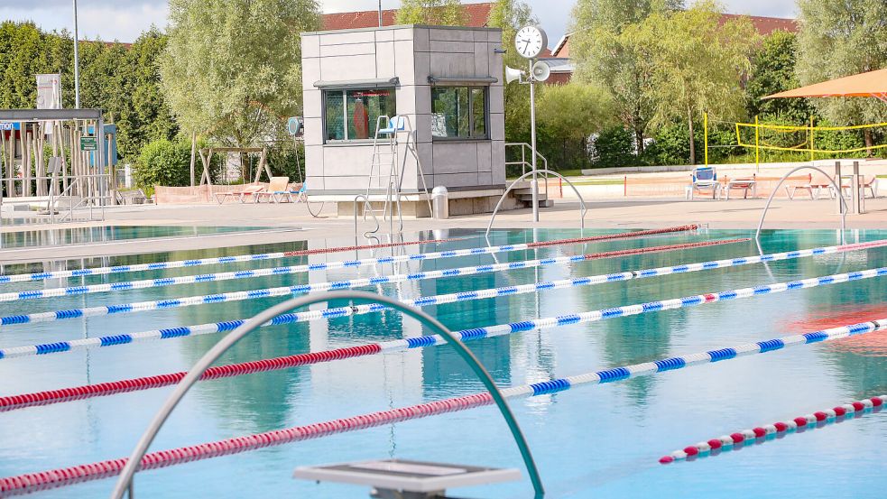Eintrittskarten zu den bisherigen Preisen sind im Auricher Schwimmbad noch für eine Übergangsfrist von fünf Monaten gültig. Ab Januar haben die Inhaber drei Möglichkeiten, sie an die neue Tarifstruktur anzupassen. Foto: Romuald Banik