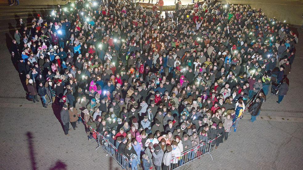 So feierte beispielsweise die Stadt Anklam bei Greifswald Geburtstag: Eine der Aktionen zum 750-jährigen Stadtjubiläum im Jahr 2014 war ein Herz, das zum Valentinstag von 750 Verliebten auf dem Marktplatz gebildet wurde. Foto: Stefan Sauer/DPA