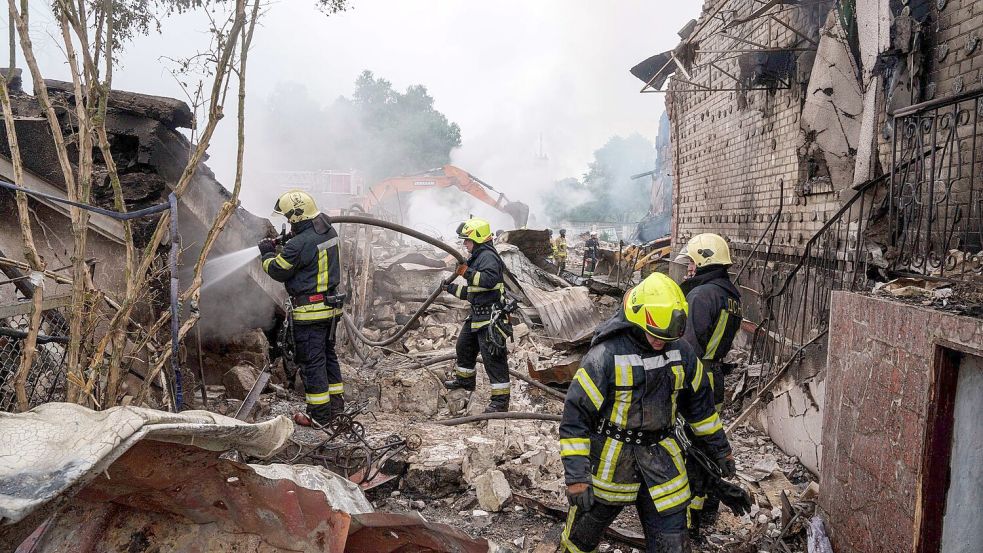 Bei den russischen Luftschlägen gegen die Ukraine gab es erneut viele Tote und Verletzte. Foto: Evgeniy Maloletka/AP/dpa