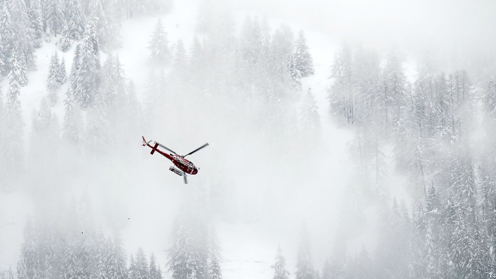 In der Schweiz sind die Leichen von fünf Skitourengängern entdeckt worden. Foto: Jean-Christophe Bott/KEYSTONE/dpa