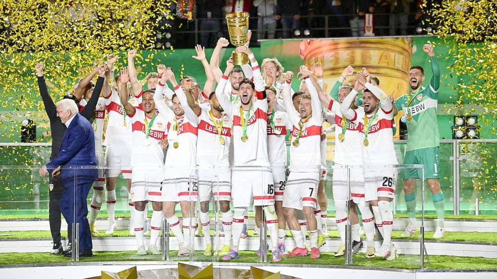 VfB-Kapitän Atakan Karazor streckte den Pokal als Erster in den Berliner Nachthimmel. Foto: Bernd Weißbrod/dpa
