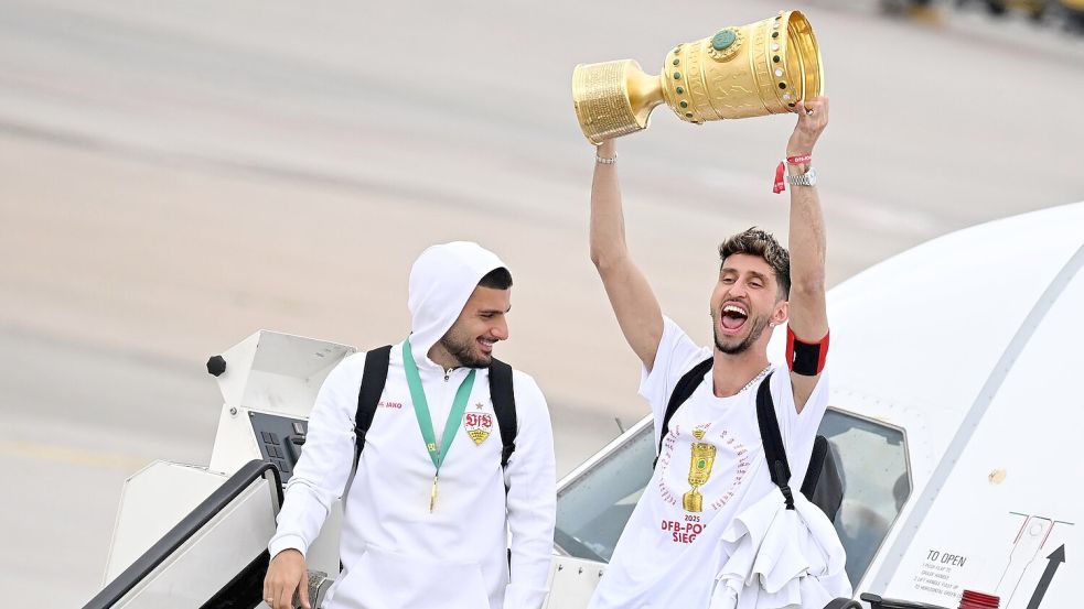 Müde, aber glücklich stiegen die VfB-Profis aus dem Flieger. Foto: Marijan Murat/dpa