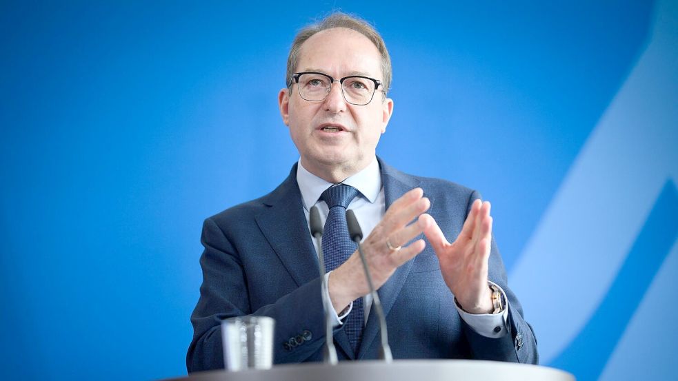 Innenminister Dobrindt will mit dem Gesetzentwurf die Sog-Faktoren für Migranten reduzieren. Foto: Bernd von Jutrczenka/dpa