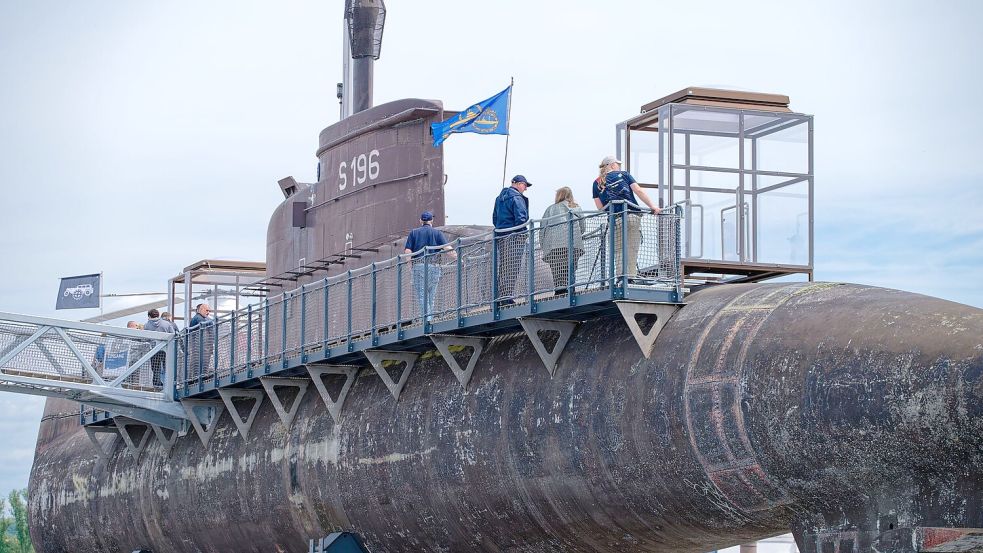 Besucher gehen über einen Steg am Marine U-Boot U17 entlang. Foto: Uwe Anspach/dpa