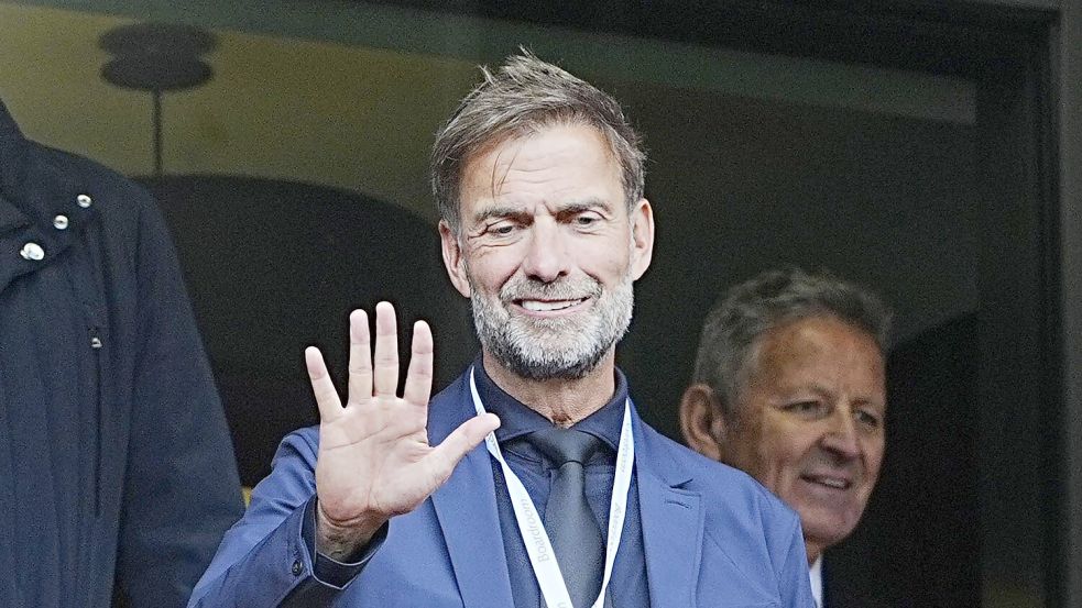 Der ehemalige Liverpooler Trainer Jürgen Klopp feierte auf der Ehrentribüne mit. Foto: Peter Byrne/PA Wire/dpa