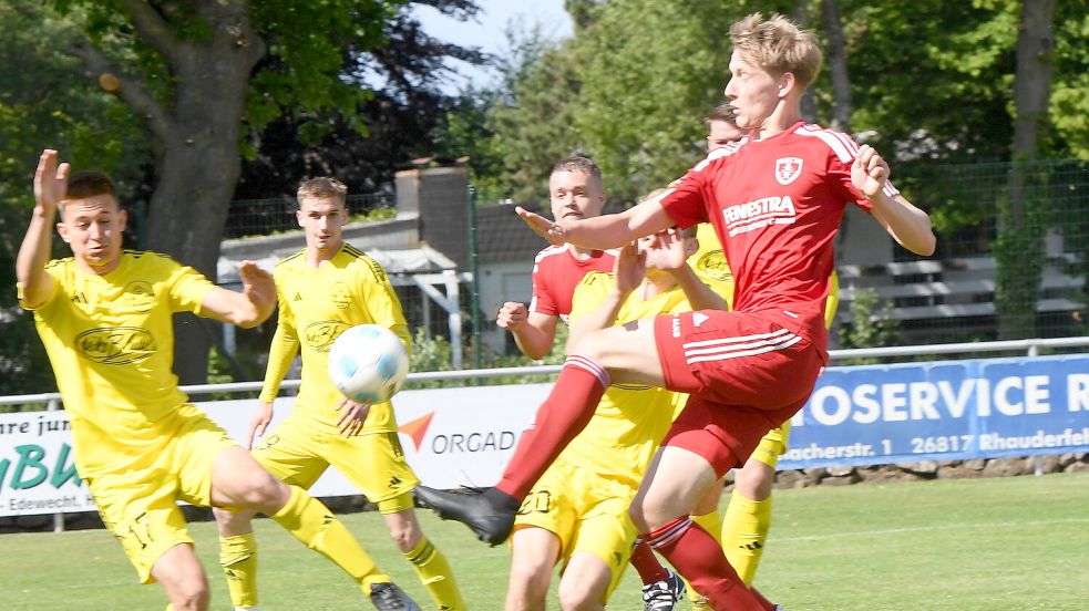 Tom Kruth (rechts) bereitete den Treffer von Felix Schütte (hinten) vor. Fotos: Damm