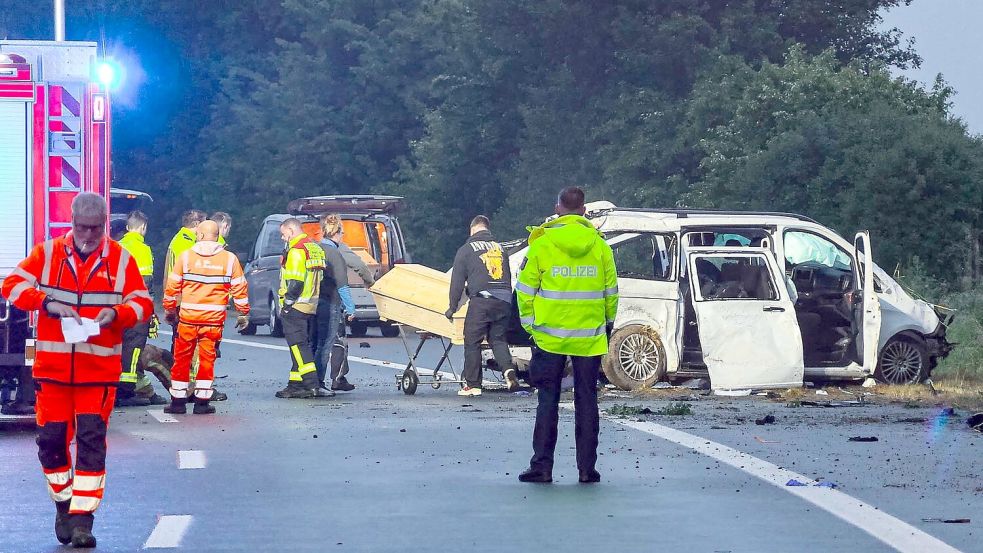 Bei einem Unfall eines Kleinbusses auf der Autobahn 48 bei Koblenz sind in der Nacht drei Menschen tödlich verletzt worden. Foto: Daniel Evers/dpa