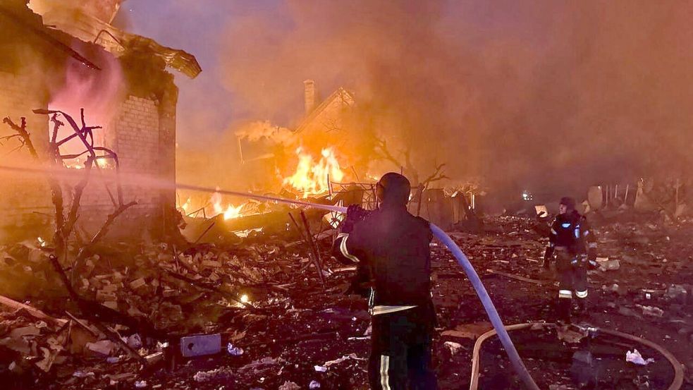 Die russischen Streitkräfte hatten das Nachbarland schon in den Nächten auf Samstag und Sonntag mit Raketen, Marschflugkörpern und Hunderten Drohnen massiv bombardiert. Foto: Uncredited/Ukrainian Emergency Service/AP/dpa