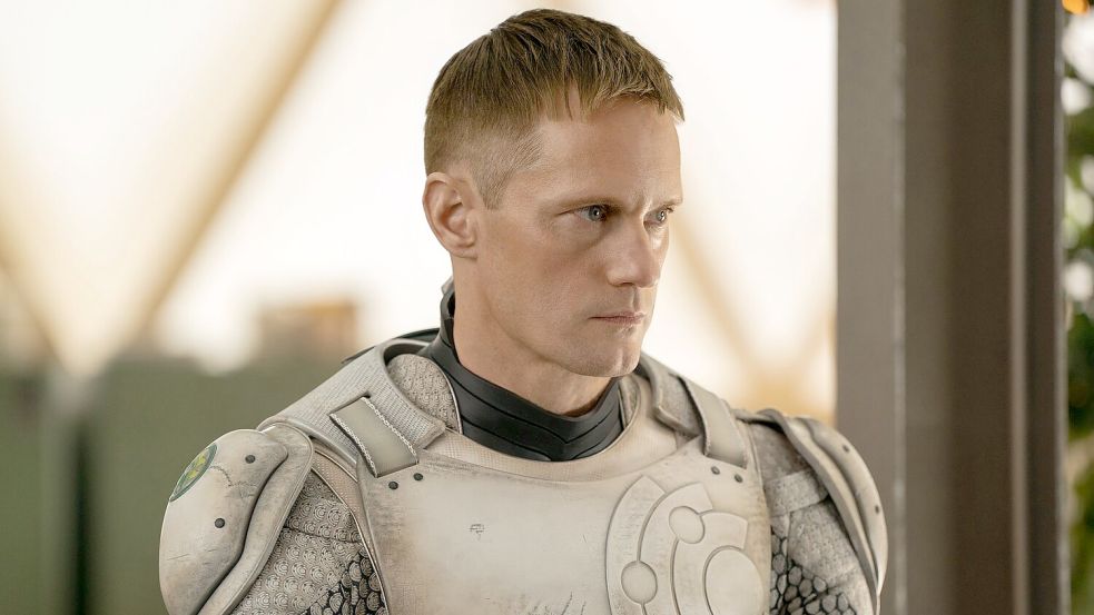 Alexander Skarsgard als Murderbot. Foto: Steve Wilkie/Apple TV/dpa