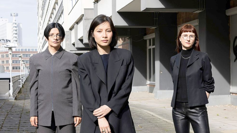 Von links nach rechts: die Künstlerinnen Henrike Naumann und Sung Tieu neben der Kuratorin Kathleen Reinhardt. Foto: Victoria Tomaschko/Institut für Auslandsbeziehungen/dpa