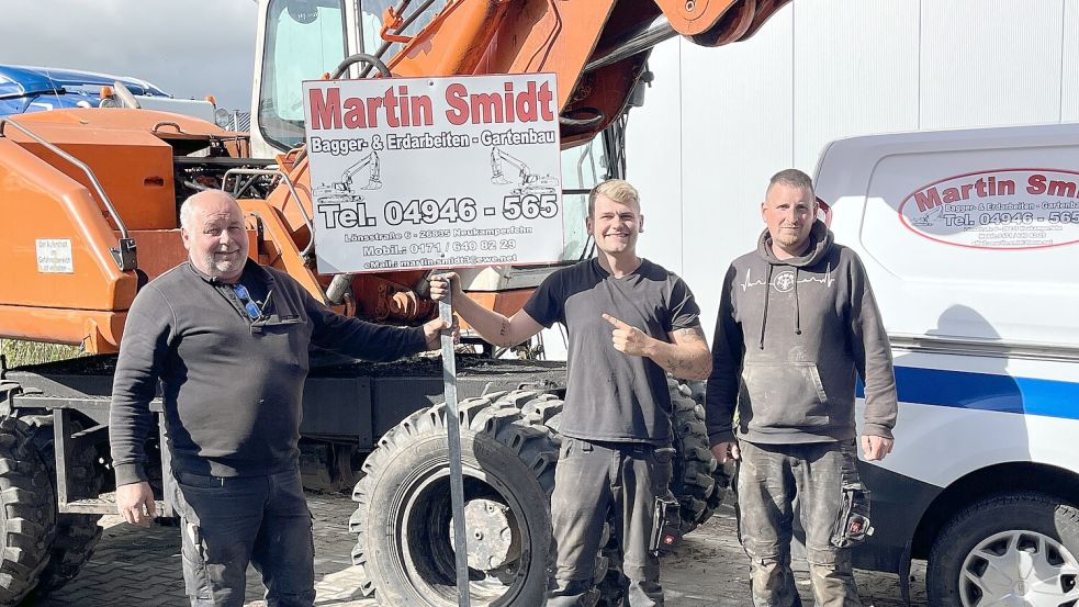 Das Team des Neukamperfehner Fachbetriebs für Bagger- und Erdarbeiten sowie Gartenbau freut sich über das 25- jährige Jubiläum. Das Foto zeigt (von links) Martin und Mirco Smidt sowie Stefan Treptow. Fotos: privat