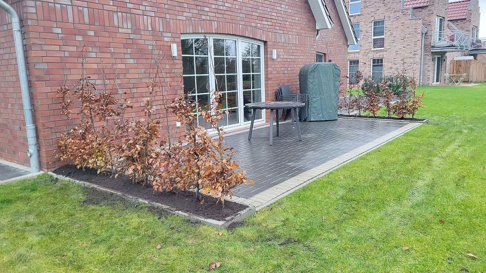 Bei diesem Objekt wurde die Terrasse gepflastert, die Hecke gepflanzt und der Rollrasen verlegt.