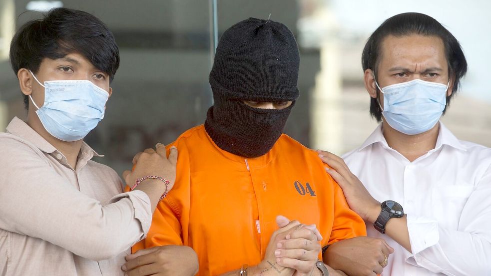 Der Verdächtige wurde in einem orangen Sträflingsanzug der Presse vorgeführt. Foto: Firdia Lisnawati/AP/dpa