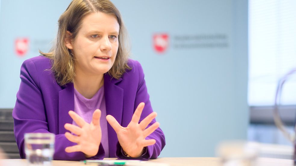 Angriffe auf Politiker sollen „Menschen einzuschüchtern und sie zum Schweigen zu bringen“, sagt Kultusministerin Julia Willie Hamburg. Foto: dpa/ Julian Stratenschulte