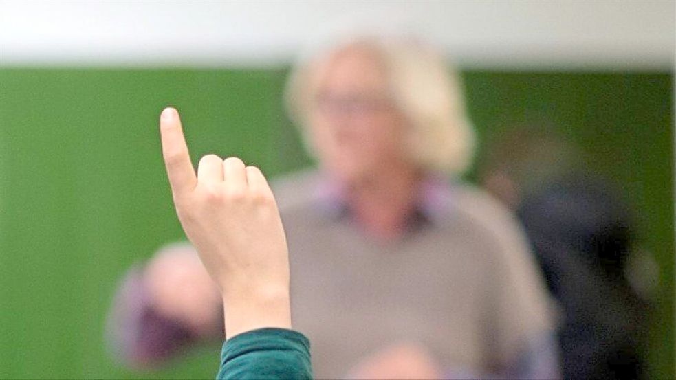 „Ich halte Lehrer, die Mitglied bei der AfD sind, für ein großes Problem“, sagt eine Schulleiterin. Viele Schulen sind unsicher, wie es nach der zwischenzeitlichen AfD-Hochstufung durch den Verfassungsschutz weitergehen soll. Foto: Julian Stratenschulte/dpa
