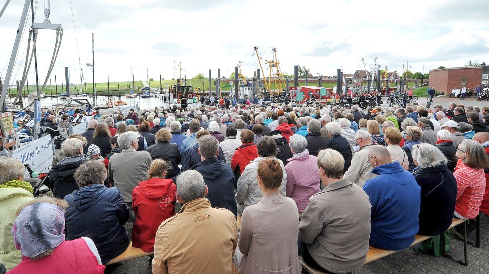 Ein Gottesdienst unter freiem Himmel mit Blick auf die Kutter am Hafen in Ditzum. Foto: Archiv
