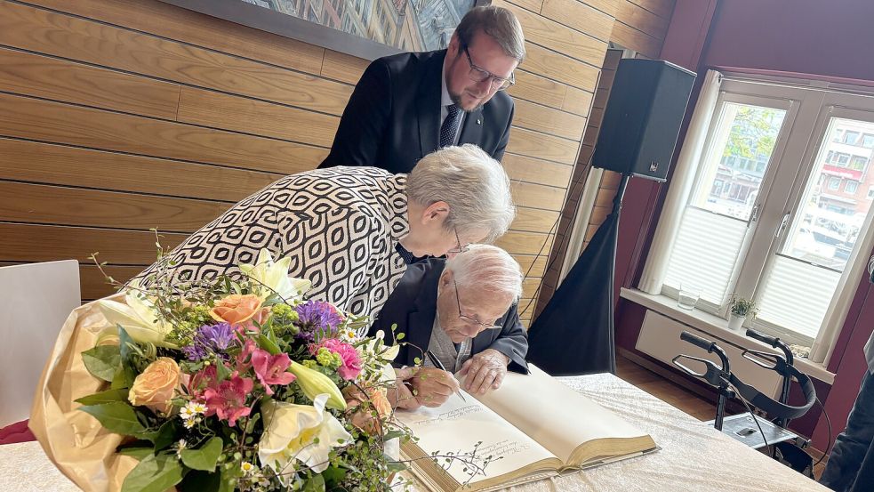 Der Holocaust-Überlebende Albrecht Weinberg und seine langjährige Begleiterin Gerda Dänekas trugen sich am Samstag, 24. Mai, in das Goldene Buch der Stadt Emden ein. Fotos: Lotta Groenendaal