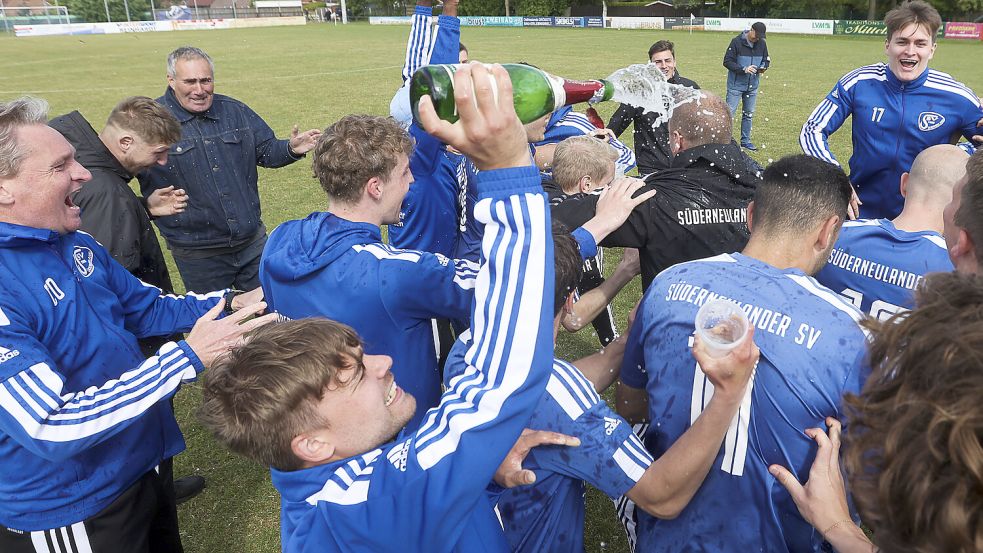 Unmittelbar nach Spielschluss sprudelte beim Süderneulander SV der Aufstiegs-Sekt. Foto: Doden, Emden