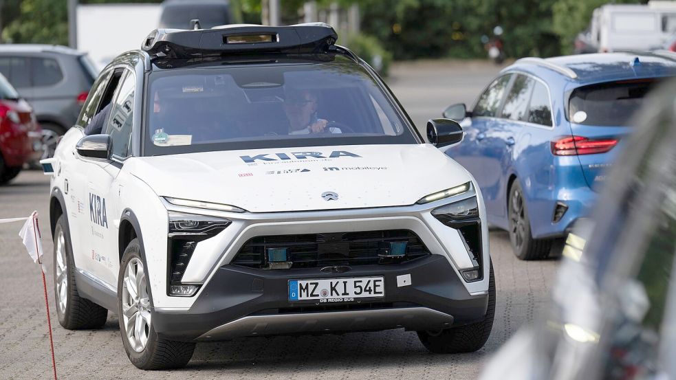 Ausgewählte Fahrgäste des öffentlichen Nahverkehrs können ab dieser Woche ein Angebot in Langen und Egelsbach im Landkreis Offenbach testen, bei dem autonom fahrende Autos eingesetzt werden. Foto: Boris Roessler/dpa