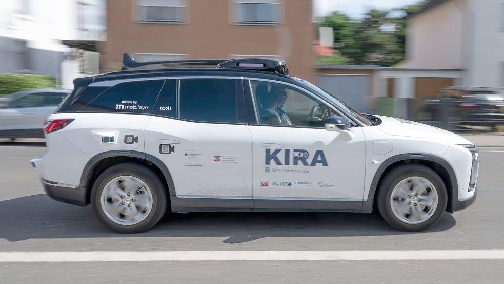 Per App können Fahrgäste Fahrten auf Abruf buchen. Foto: Boris Roessler/dpa