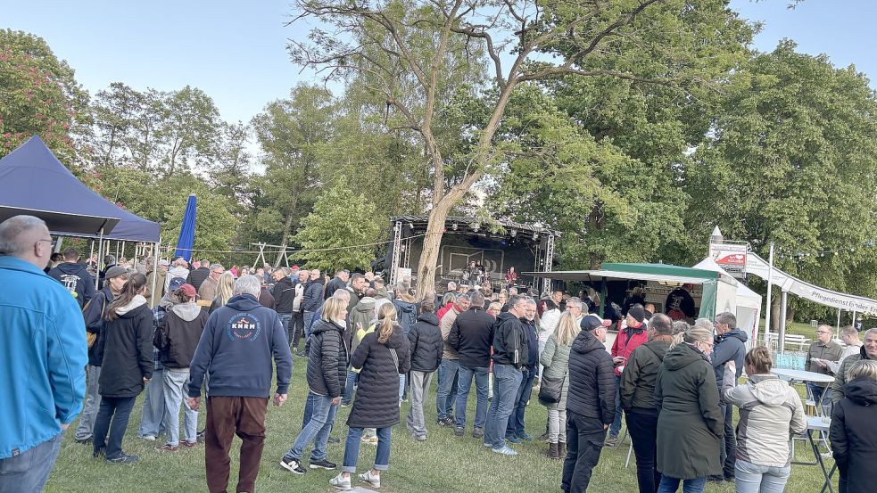 Reger Betrieb im Van-Ameren-Bad bei der Eröffnungsfeier am Freitagabend, 23. Mai 2025. Foto: Lotta Groenendaal