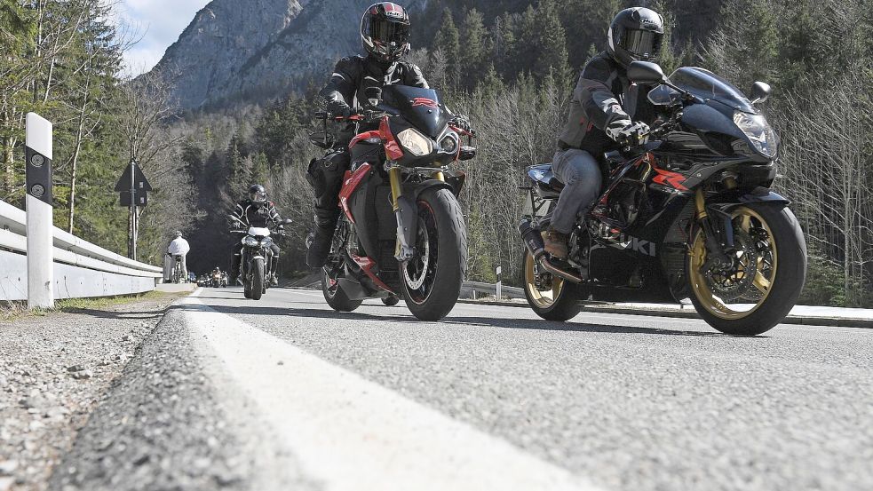 Motorradfahrer verursachen teurere Unfälle als Autofahrer. (Symbolbild) Foto: Angelika Warmuth/dpa