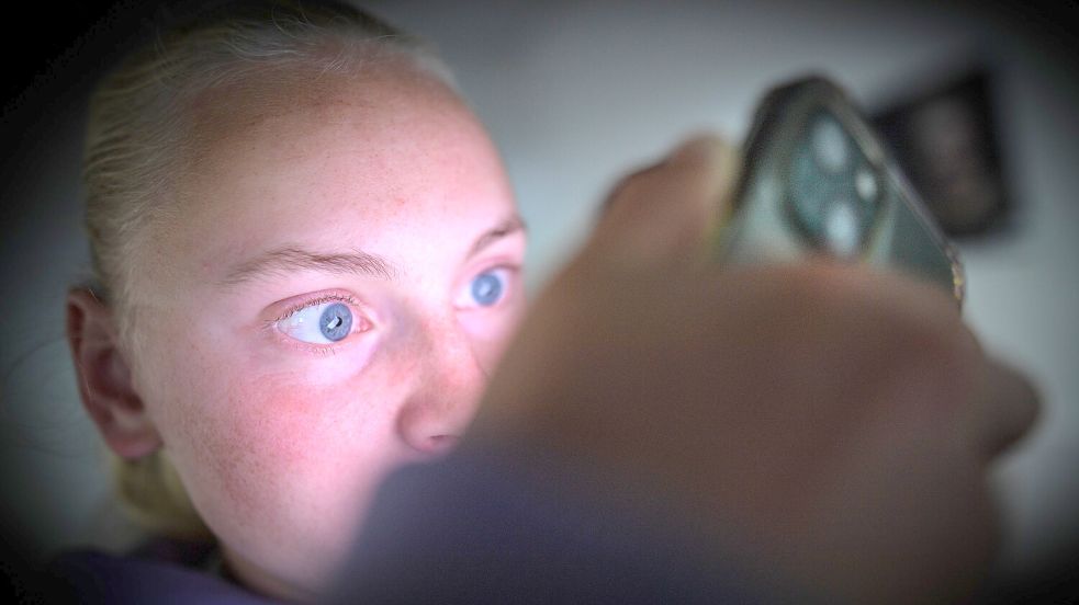 Manche Bilder können für Kinder und Jugendliche sehr verstörend sein. Eltern sollten wissen, was sie auf dem Handy der Kinder zulassen. Foto: Klaus Ortgies