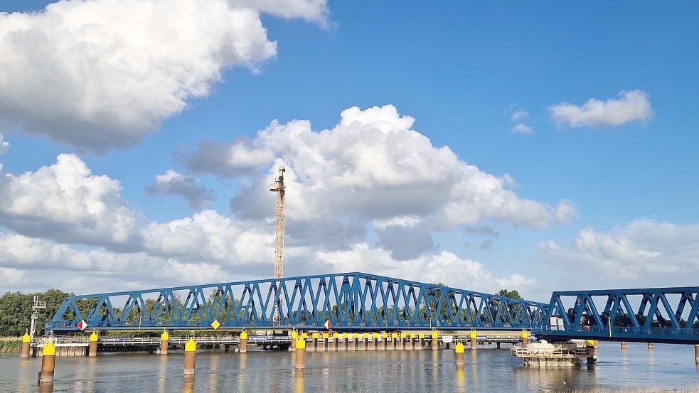 Wenn an Land der Bau der Rampen für Rad- und Fußweg über die Friesenbrücke abgeschlossen ist, können Radfahrer und Fußgänger die Brücke nutzen, noch bevor dort Züge verkehren. Foto: Tatjana Gettkowski