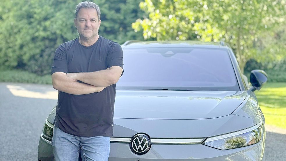 Mit Hund und ID.7 aus Emden: Martin Rütter. Foto: Volkswagen AG/Julius Haas