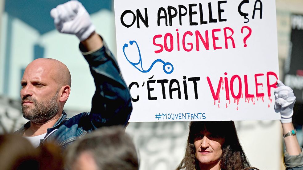 Proteste am 19. Mai 2025 vor dem Gericht in Vannes: Eine Frau hält ein Schild mit der Aufschrift „Das nennt ihr Behandlung? Das ist Vergewaltigung“. Foto: DPA/AFP/Damien Meyer
