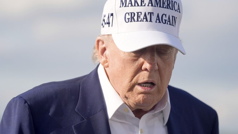 Nach einem längeren Telefonat mit EU-Kommissionspräsidentin Ursula von der Leyen am Sonntagabend will Donald Trump den Europäern einen Aufschub gewähren. Foto: Manuel Balce Ceneta/dpa/AP
