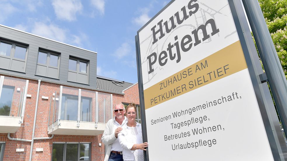Monika und Arkadius „Akki“ Krey haben ihren Traum erfüllt: Ihr „Huus Petjem“ in Petkum ist endlich eröffnet. Vor rund fünf Jahren hatte das Paar die Idee für das Projekt. Fotos: Klaus Ortgies