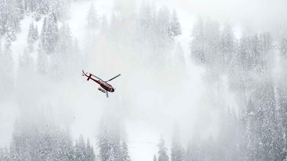 In der Schweiz sind die Leichen von fünf Skitourengängern entdeckt worden. (Foto: Archiv) Foto: Jean-Christophe Bott/KEYSTONE/dpa