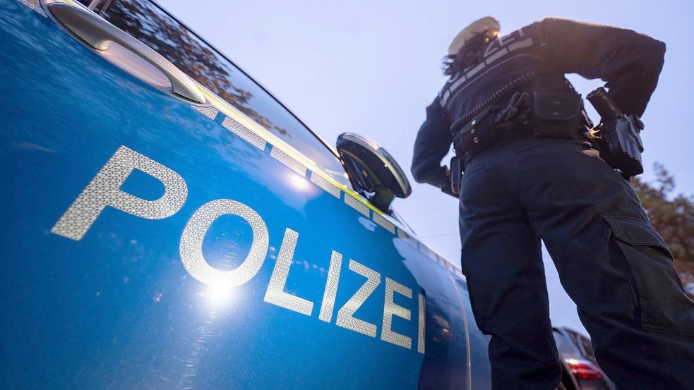 Die Polizei ermittelt wegen Mails mit Bombendrohungen an Schulen. (Symbolbild) Foto: Marijan Murat/dpa