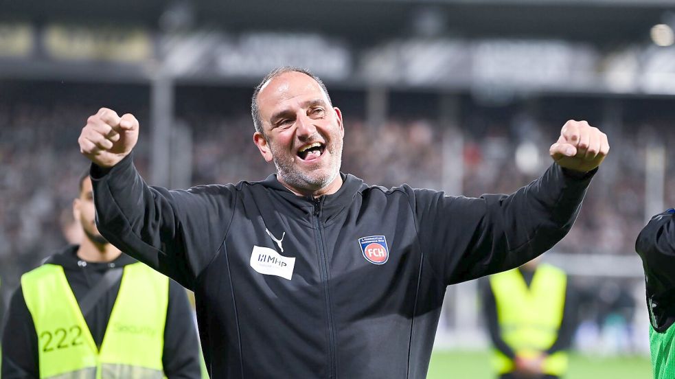 Heidenheims Trainer Frank Schmidt jubelt nach dem Klassenerhalt. Foto: Silas Schüller/DEFODI Images/dpa