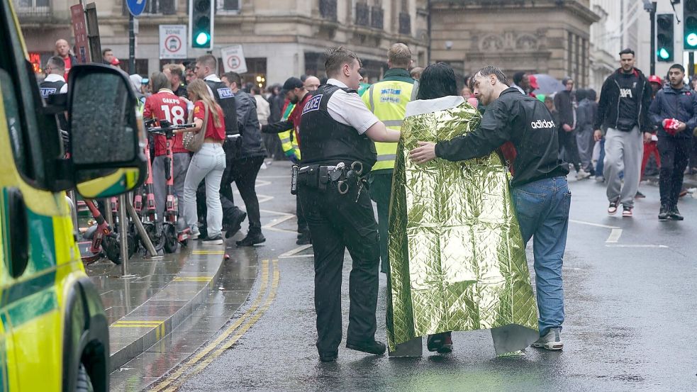 Vor Ort waren viele Menschen. Foto: Owen Humphreys/PA Wire/dpa