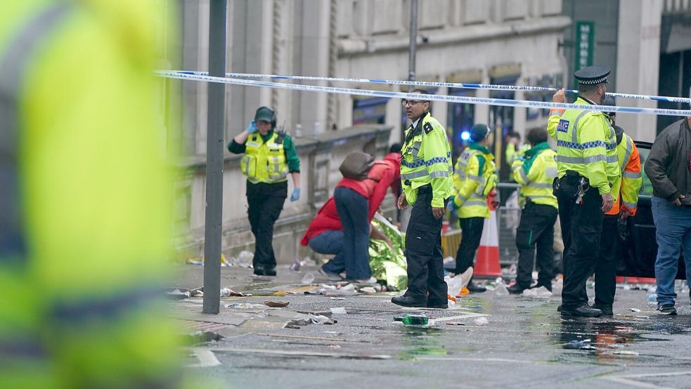 In Liverpool sind etliche Polizei- und Rettungskräfte im Einsatz. Foto: Owen Humphreys/PA/AP/dpa