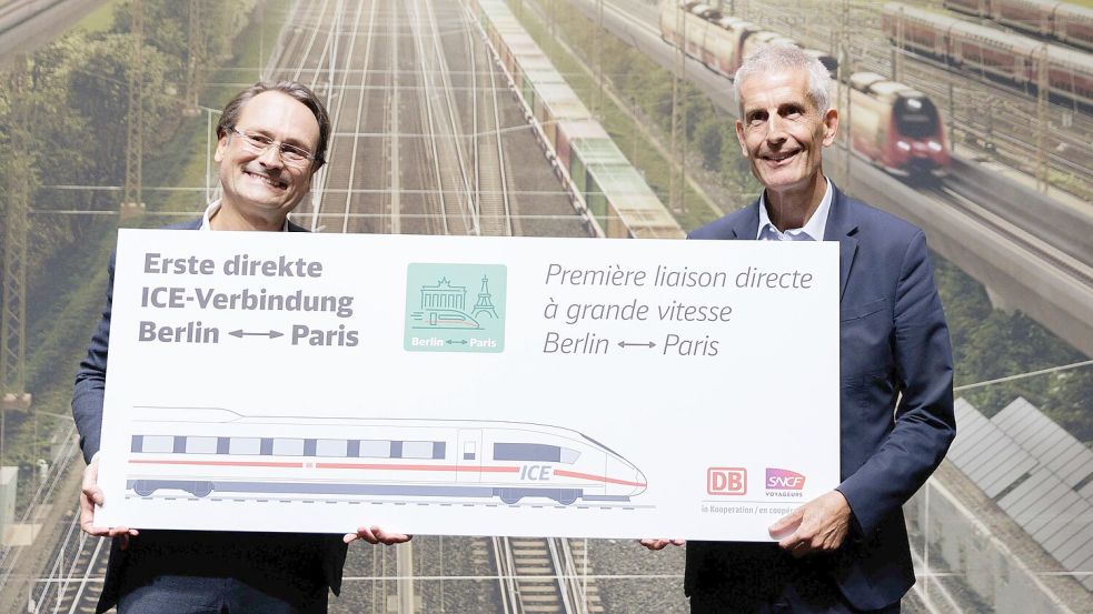Mit großem Tamtam hat Bahn-Fernverkehrsvorstand Michael Peterson (l) mit seinem französischen Kollegen die neue Verbindung zwischen Berlin und Paris vorgestellt. (Archivbild) Foto: Carsten Koall/dpa