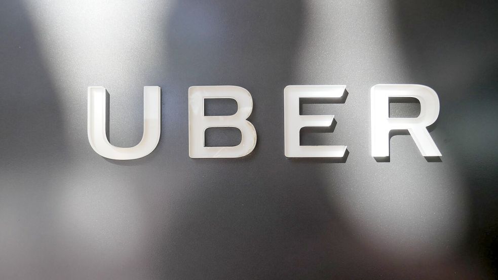 Uber wird künftig in Deutschland auch den Transport von Gegenständen vermitteln. Foto: Christoph Dernbach/dpa