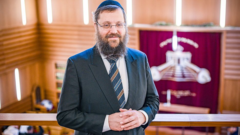 Rabbiner Yehuda Teichtal in der Berliner Synagoge, wo er seit 1996 mit unerschütterlichem Optimismus jüdisches Leben stärkt. Foto: IMAGO/Funke Foto Services