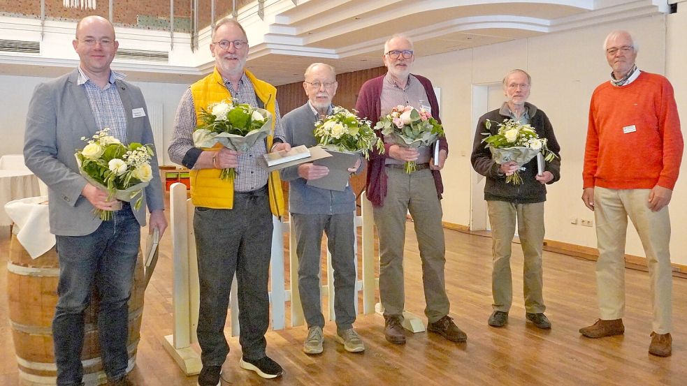 Seit 25 Jahren engagieren sich (von links) Thorsten Manssen, Eckhard Menno Klaassen, Jibbe-Edo Ahlrichs, Bernhard Müller, Gerd Kronsweide (Heimat- und Kulturverein Jemgum) und Helmut Fischer für die Upstalsboom-Gesellschaft. Foto: privat