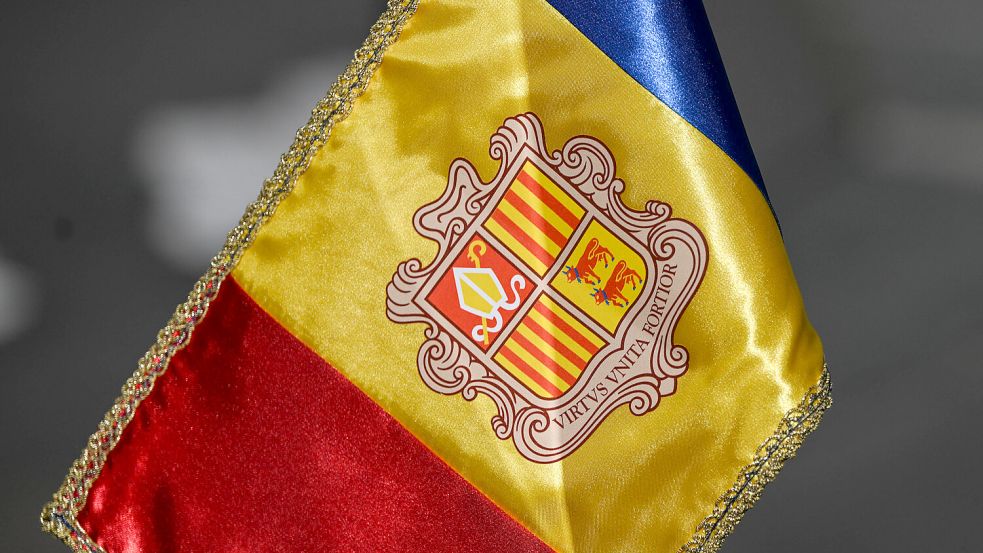 Blau, gelb, rot und in der Mitte das Wappen von Andorra – so setzt sich die Fahne des Kleinstaates zusammen. Foto: IMAGO / NurPhoto