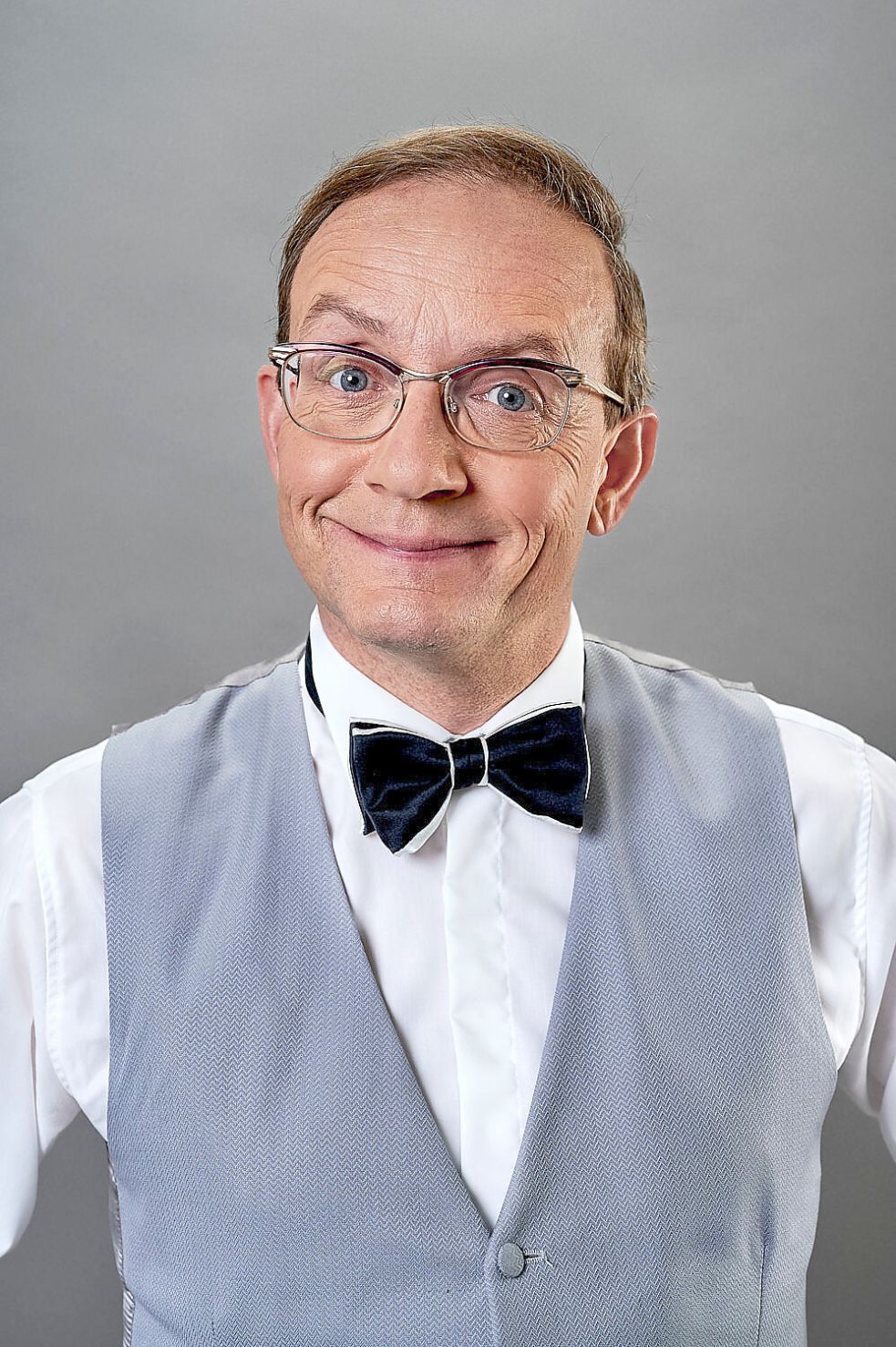 Schwimmend durchs Leben: Wigald Boning bringt sein Programm „Herr Boning geht baden“ am 12. August ins Kurtheater Norderney. Foto: marcelschroeder.de
