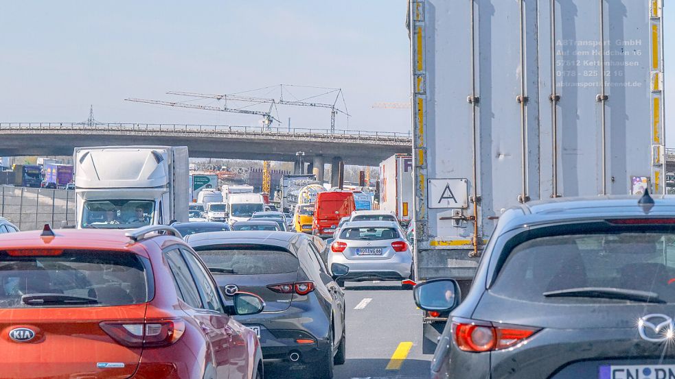 Über Himmelfahrt kann es sich auf den Autobahnen stauen. Foto: IMAGO/JOERAN STEINSIEK