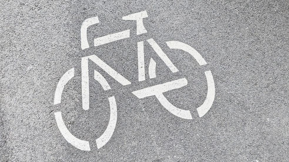 Unbekannte haben in der Nacht zu Dienstag unerlaubt Radwegpiktogramme auf eine Straße in Bremen-Findorff gemalt. Das „Widerstandskollektiv“ bekannte sich zu der Aktion. Foto: Lars Schröer